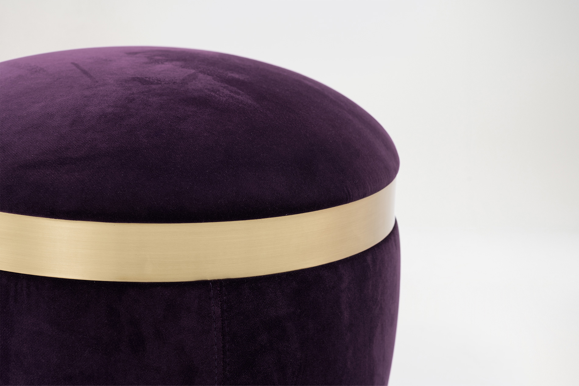 Sometimes it’s the recherche of a 4 leafed clover, a lucky charm.ARVIL POUF D50