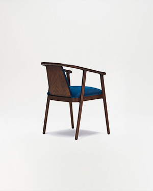 Aliah is a progressive and dynamic dining chair family, with and without arms.ALIAH ARMCHAIR
